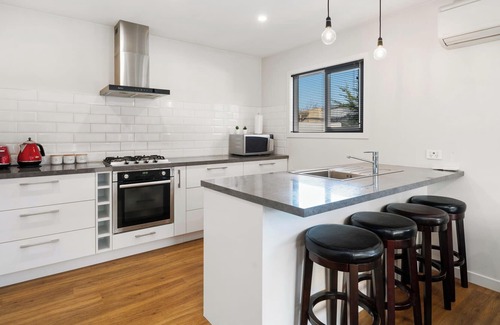 Lowburn House | The Jolly Inn - Cromwell Holiday Home