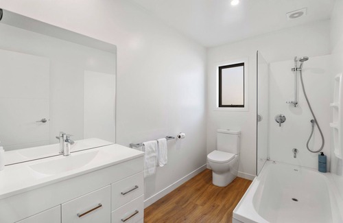 Lowburn House | The Jolly Inn - Cromwell Holiday Home