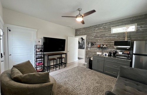 Twin Falls House | The Jolly Rancher, King beds, Luxury Furnishings, Great Reviews!