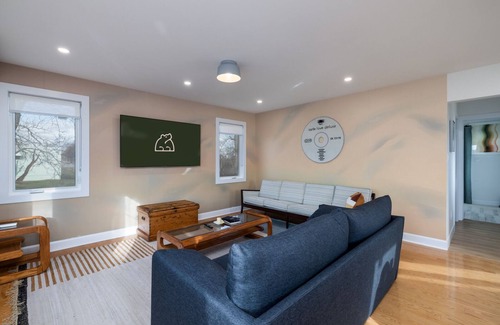 Corbyville House | The Jones House | 4 Person Hotel-Style