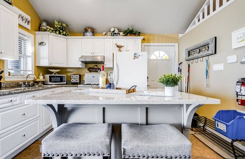 Leamington Cottage | The Julia Kennedy Beach House with Hot tub