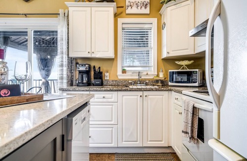 Leamington Cottage | The Julia Kennedy Beach House with Hot tub