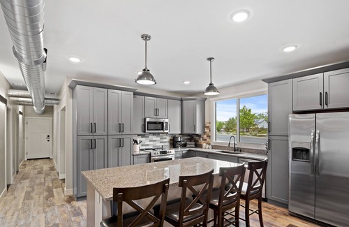 Southside Cabin | "The Juniper"-Gathering Tree's Ultimate 12 suite Downtown Group Stay