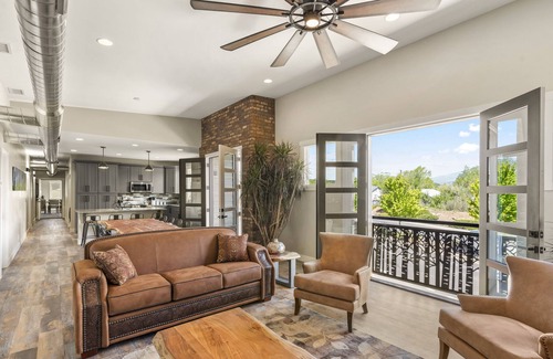 Southside Cabin | "The Juniper"-Gathering Tree's Ultimate 12 suite Downtown Group Stay