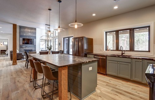 Deadwood House | The Juniper - Hot tub, gas fire table, paved roads, ride to ATV trails