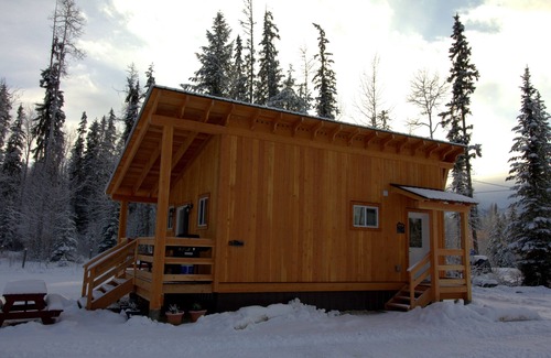 Blaeberry Apartment | The Kabin at Kicking Horse Kabins, with private hot tub!