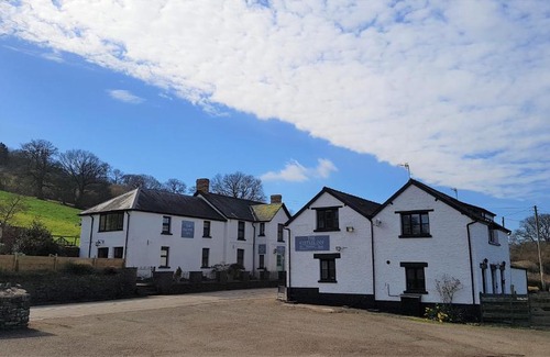 Crickhowell Hotel | The Kestrel B&B