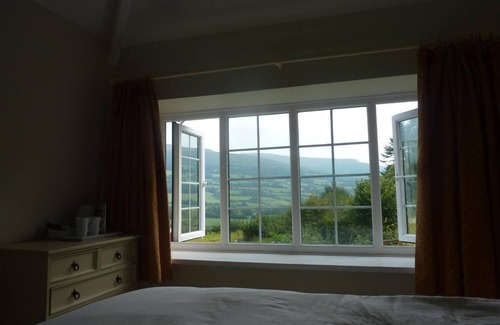 Crickhowell Hotel | The Kestrel B&B