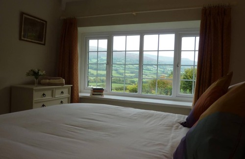Crickhowell Hotel | The Kestrel B&B