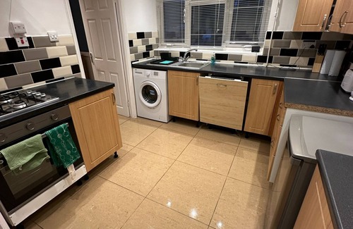Crawley City Centre House | The Kilnwood House - cosy 3-bedroom house close to Gatwick & Crawley Town Centre