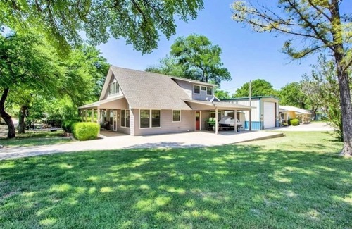 Kingston House | The King Fisher Cabin is a charming 3 bed 3 bath Lake Texoma Get-a-way!