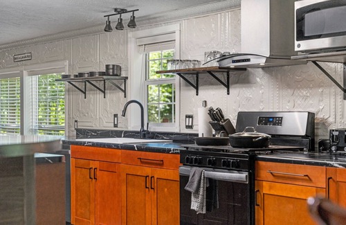 Grawn House | The King Ranch, Hot Tub, King Beds, Fireplace, nJust outside of Traverse City n