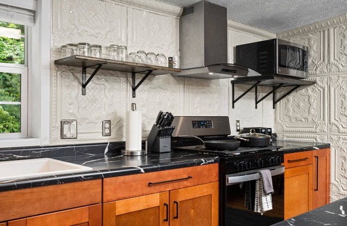 Grawn House | The King Ranch, Hot Tub, King Beds, Fireplace, nJust outside of Traverse City n