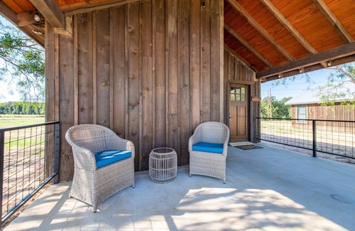 Elm Mott House | The Kingfisher Cabin 15min to Magnolia Baylor