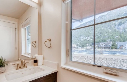 Georgetown House | The Kingfisher / Lakeside Living / Skiing & Hiking