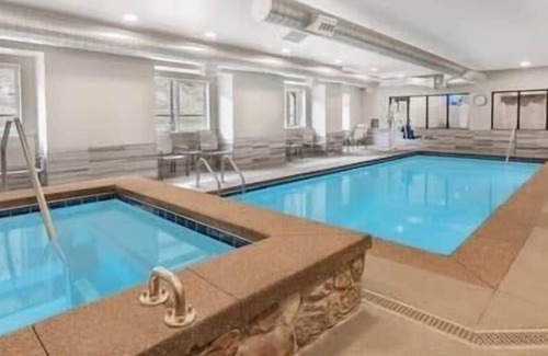 Georgetown House | The Kingfisher / Lakeside Living / Skiing & Hiking
