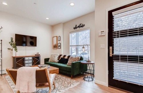 Georgetown House | The Kingfisher / Lakeside Living / Skiing & Hiking