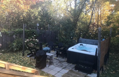 Kingsclear House | The King’s Hideaway, hot tub/pizza oven/walking trail/pet friendly/ski Crabbe.