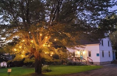Kingsclear House | The King’s Hideaway, hot tub/pizza oven/walking trail/pet friendly/ski Crabbe.
