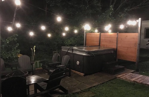 Kingsclear House | The King’s Hideaway, hot tub/pizza oven/walking trail/pet friendly/ski Crabbe.