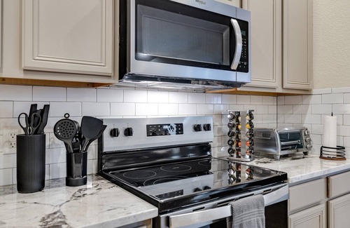 McKinney House | The Knob – Cozy 3-Bedroom Elegant Retreat