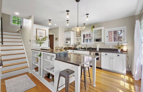 Cleveland House | The Knocking Bird- Mins to CLE Clinic