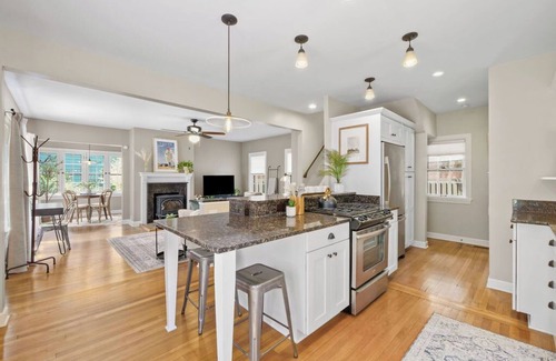 Cleveland House | The Knocking Bird- Mins to CLE Clinic