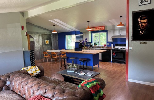Anderson Valley House | The Knotty Oak - Schoolhouse - House #3 of 3 - Walk to wineries/dinner in Philo!