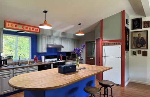 Anderson Valley House | The Knotty Oak - Schoolhouse - House #3 of 3 - Walk to wineries/dinner in Philo!