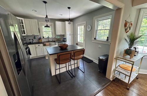 Knoxville Apartment | The Knoxville Nest: Cozy 3BR Retreat w/Fireplace