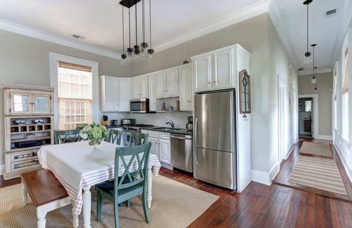 Savannah Victorian District Apartment | The Koi Escape, Victorian | Upper Porch | Parking