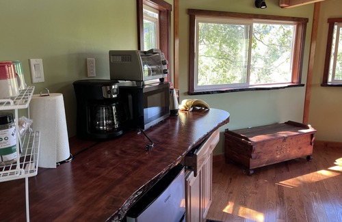 Cave Junction Cabin | The Kush Kabin! Deluxe treehouse on legal cannabis farm.
