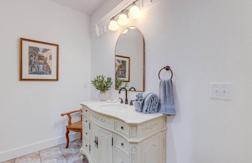 Historic Downtown Manteo Apartment | The La Dolce Vista Room