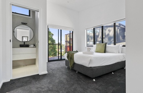 Merimbula Cabin | The Lake Apartment: Merimbula