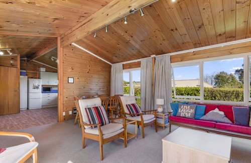 Waipahihi House | The Lake Escape - Taupo Holiday Home