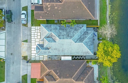 Tamiami House | The Lake House 305/BBQ. Ping Pong Table.