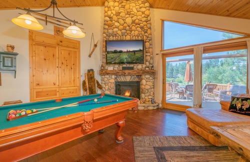 Patton House | The Lake House - 3BR/ 2.5BA/ WiFi/Lakefront/Pool Table/Hot tub/Fenced Yard