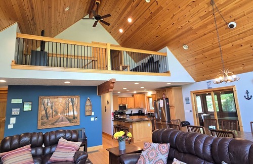 Oakland Cabin | The Lake House- 5 bedroom in quiet area with hot tub and pool table