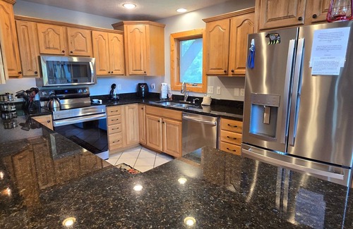 Oakland Cabin | The Lake House- 5 bedroom in quiet area with hot tub and pool table