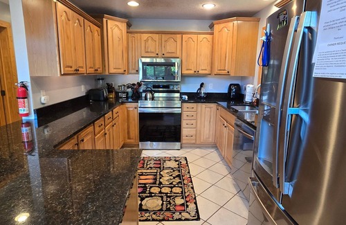 Oakland Cabin | The Lake House- 5 bedroom in quiet area with hot tub and pool table