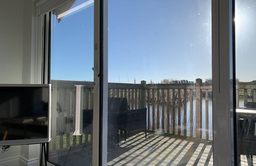 Filey Ski Chalet | The Lake House - a meadow lodge that sleeps 4 guests in 2 bedrooms