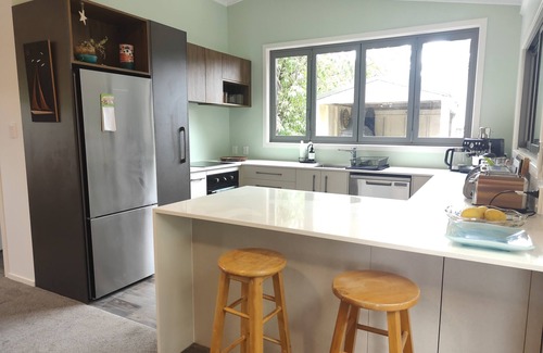 Okere Falls Cottage | The Lake House. Cosy getaway near Rotorua & jetty