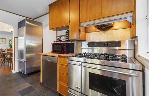 East Renton Highlands House | The Lake House - hot tub, waterfront