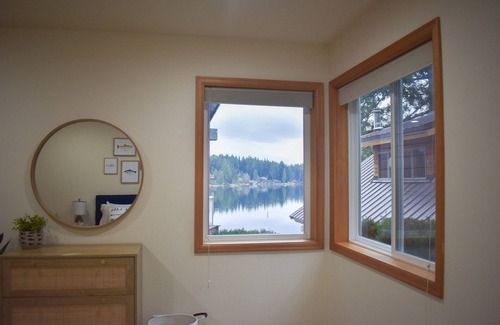 Eatonville House | The Lake House - Lakefront stay with Sauna and Hot Tub! 5 star living and views!