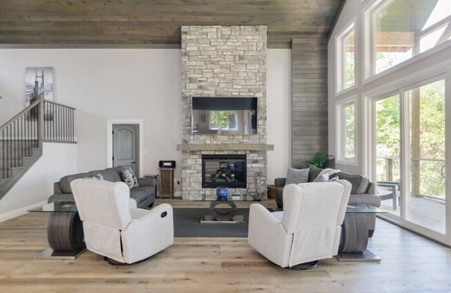 Centre Hastings House | The Lake House provides luxury and prestige!
