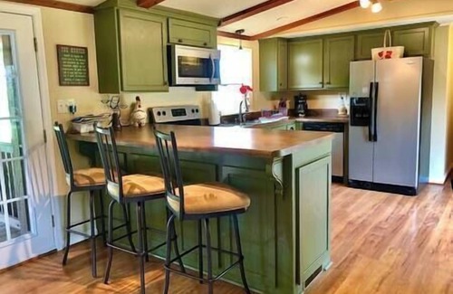 Sumner County House | The Lake Lodge - 5 Star R&R Water Retreat
