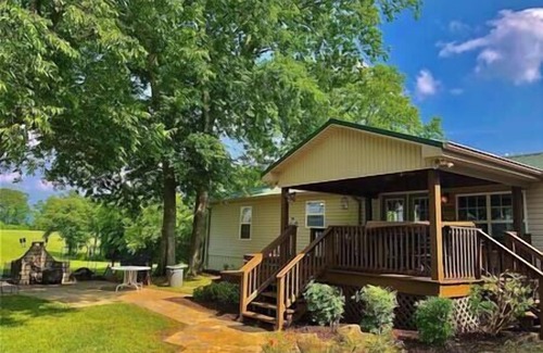 Sumner County House | The Lake Lodge - 5 Star R&R Water Retreat