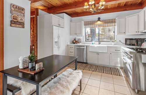 Patton Cabin | The Lakehouse Cabin - Located close to the Lake! NEW Hot tub, Smart TV, and WiFi!