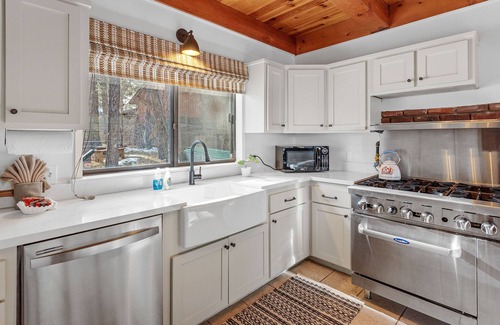 Patton Cabin | The Lakehouse Cabin - Located close to the Lake! NEW Hot tub, Smart TV, and WiFi!