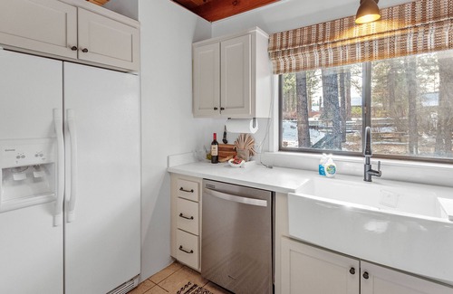 Patton Cabin | The Lakehouse Cabin - Located close to the Lake! NEW Hot tub, Smart TV, and WiFi!